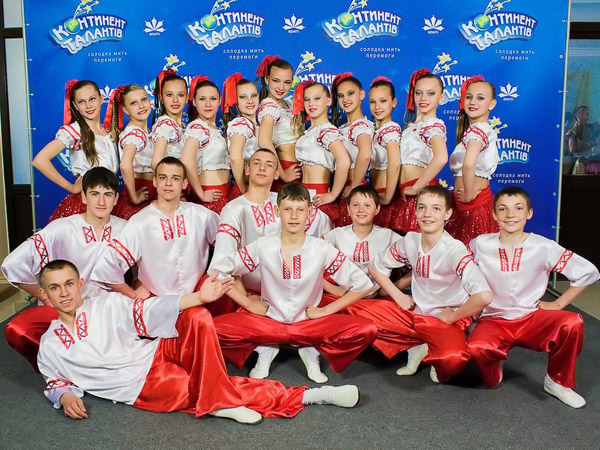 Ансамбль «Престиж» из села Подгоровка Луганской области впечатлил жюри и танцем, и костюмами, и многочисленностью.