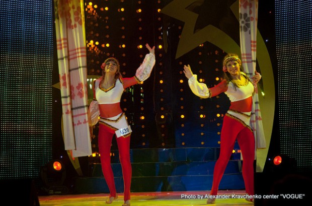 Дуэт гимнасток на полотнах народного цирка «Родник», Луганск
